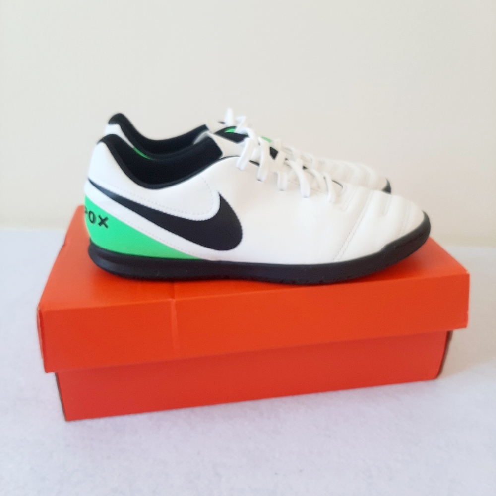 UNISEX NIKE INDOOR SOCCER SHOES SIZE 6Y